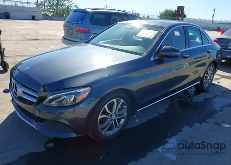 2016 Mercedes-Benz C 300 z USA, uszkodzony, nr VIN 55SWF4JB8GU142249